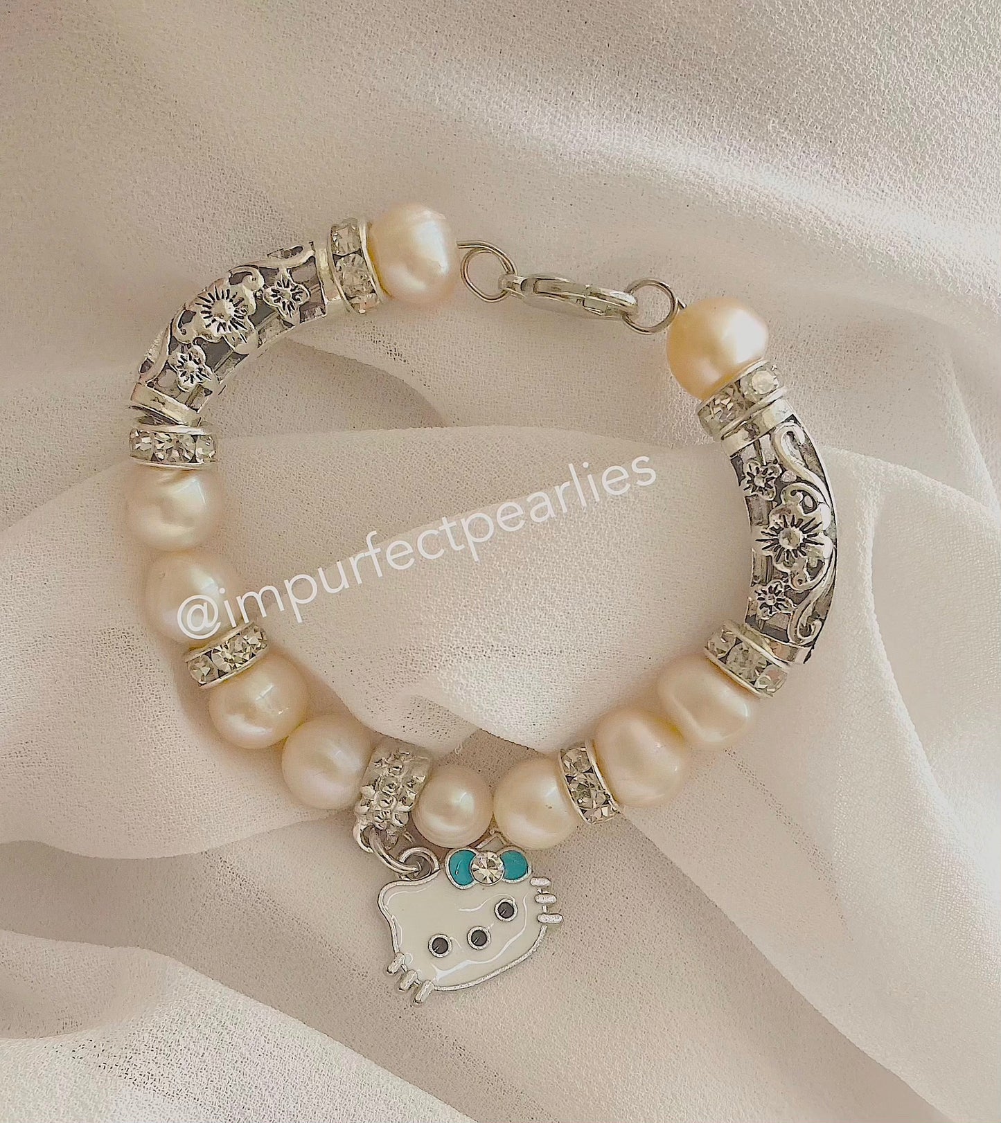 Fresh water white pearls with hello kitty stainless steel pendant