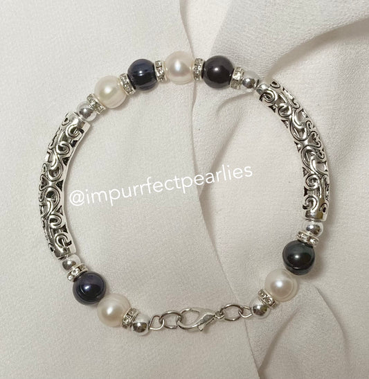 Fresh water white and black pearls Design 3 (4 black + 4 white)