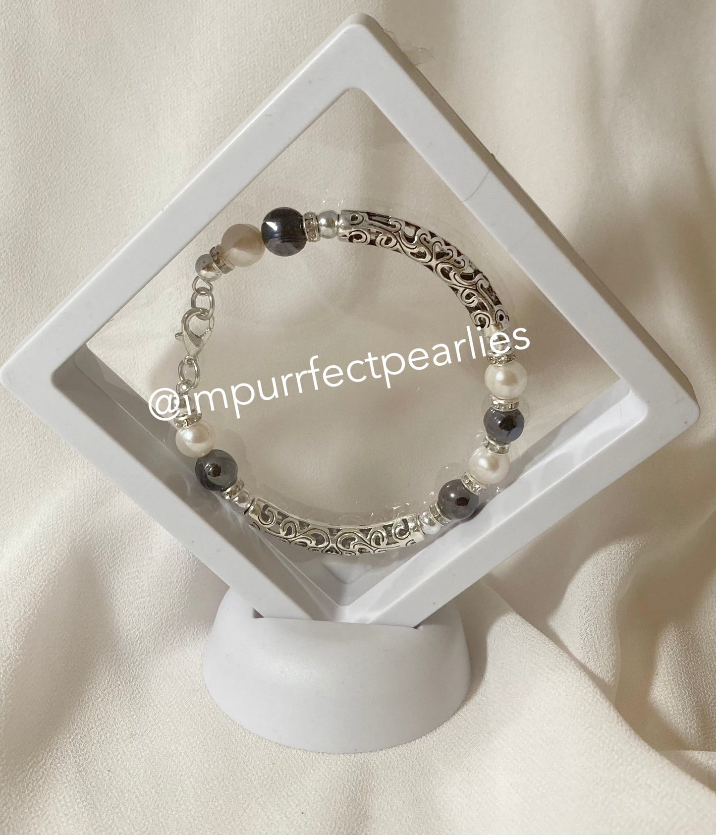 Fresh water white and black pearls Design 3 (4 black + 4 white)