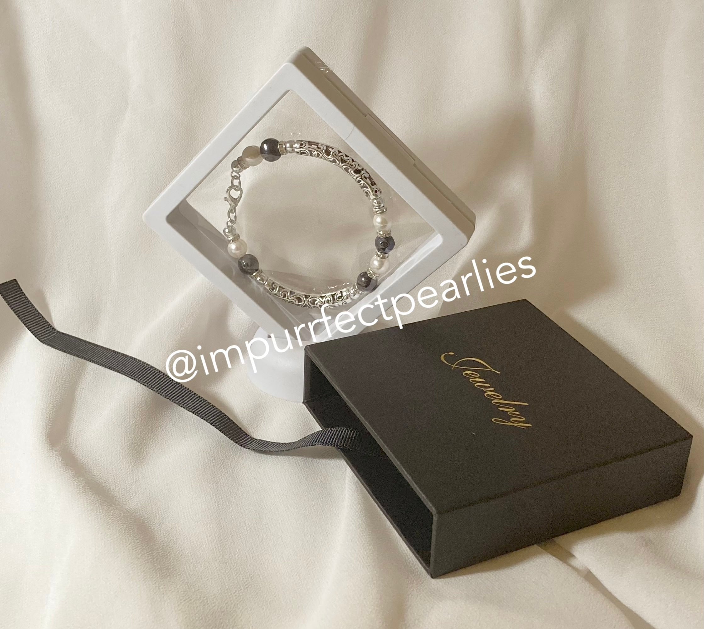 Fresh water white and black pearls Design 3 (4 black + 4 white)