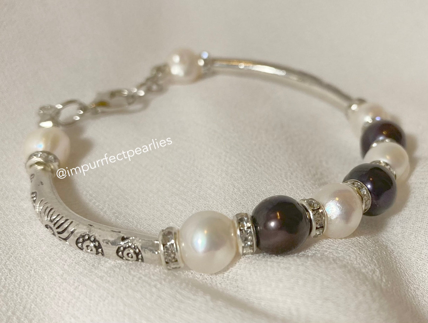 Fresh water white and black pearls Design 4 (3 black + 6 white)